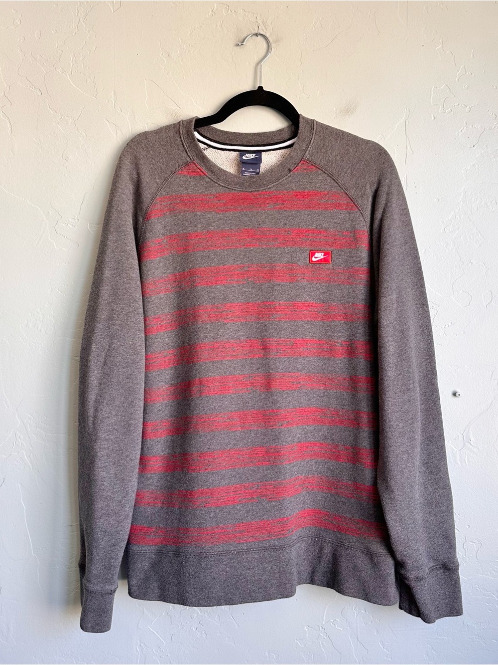 Nike Men’s Gray Red Striped Crewneck Sweater Size XL Athleisure Sporty Casual